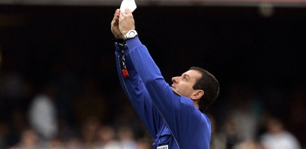 Ex-árbitro Edilson Pereira foi pivô de escândalo que mexeu com Brasileiro de 2005 - EFE