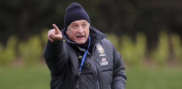 Luiz Felipe Scolari orienta seus jogadores durante treino nesta terça-feira 