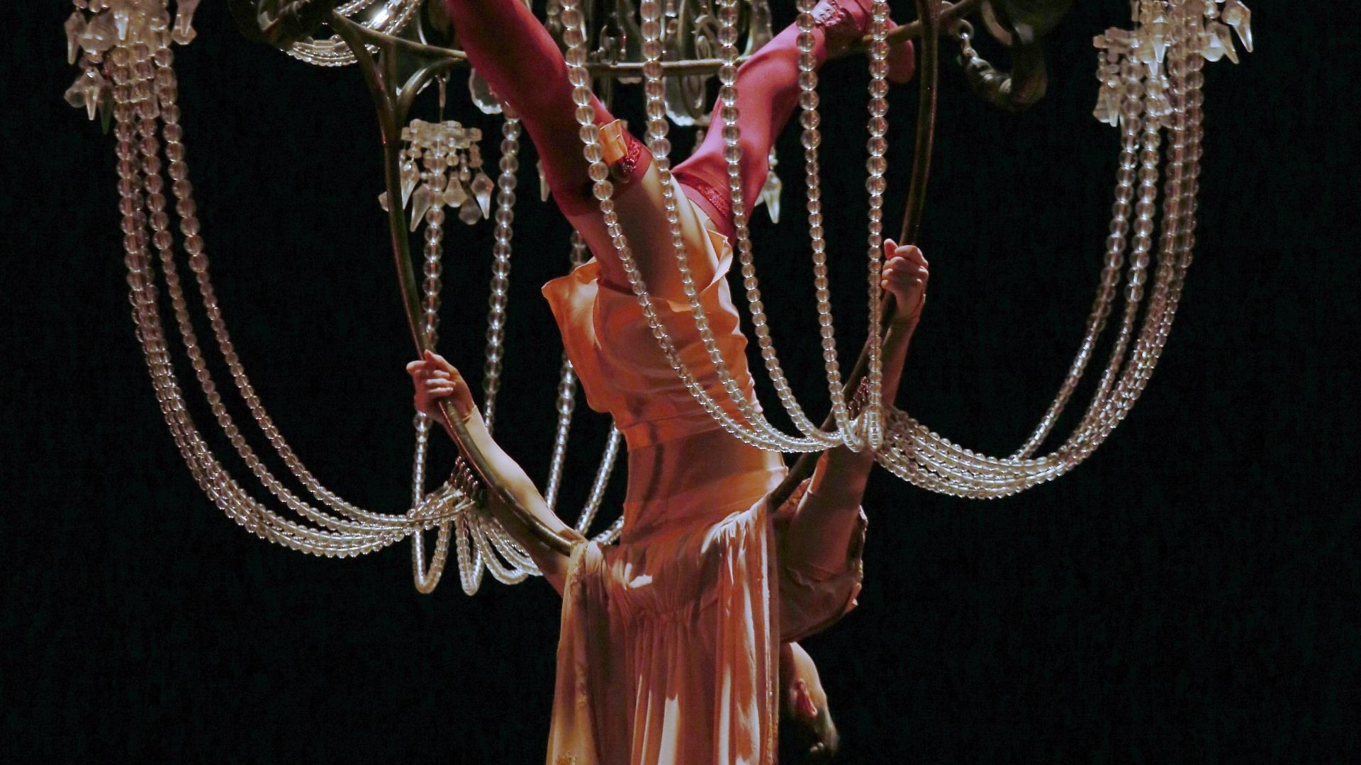 O palhaço vê antigos amores fazerem piruetas nos candelabros do quarto - MRossi/Divulgação Time for Fun