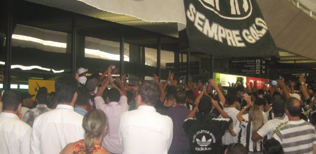 Torcedores do Atlético se aglomeram no aeroporto de Confins para receber Tardelli - Bernardo Lacerda/UOL