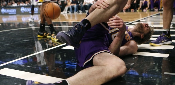 Pau Gasol contundiu a perna direita no triunfo dos Lakers sobre os Nets - REUTERS/Mike Segar