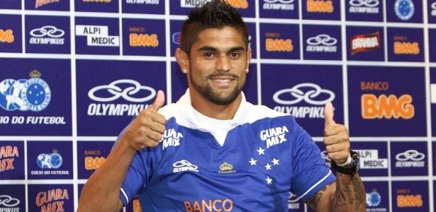 Luan veste a camisa do Cruzeiro e mostra confiança em conquistar a exigente torcida - Denilton Dias/Vipcomm