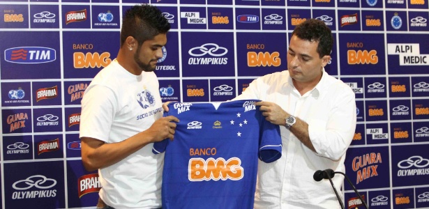 Luan é apresentado oficialmente pelo diretor de futebol do Cruzeiro, Alexandre Mattos - Denilton Dias/Vipcomm