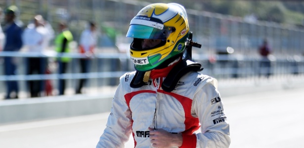 Luiz Razia caminha no pit lane após abandonar segundo dia de testes em Jerez - Mark Thompson/Getty Images