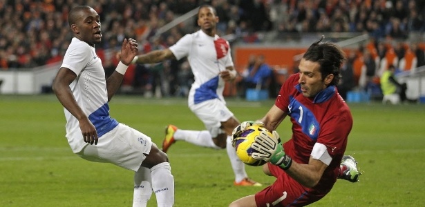 Gianluigi Buffon (dir.), da Itália, faz a defesa durante amistoso contra a Holanda - Peter Dejong/AP Photo