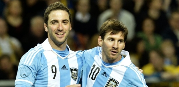 Lionel Messi parabeniza Gonzalo Higuaín pelo gol marcado no amistoso contra a Suécia - Jonas Ekstromer/AP Photo