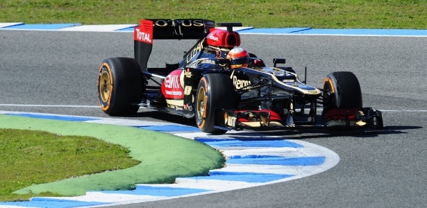Romain Grosjean faz a curva durante o segundo dia de testes coletivos em Jerez - Cristina Quicler/AFP