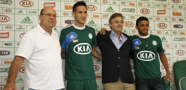 Charles (d) e Marcelo Oliveira são apresentados no Palmeiras pela diretoria - Luiz Carlos Murauskas/Folhapress