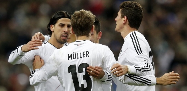 Mueller comemora com os companheiros após marcar para a Alemanha contra a França - Christophe Ena/AP Photo