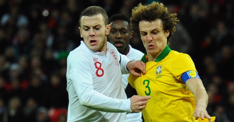 06.fev.2013- David Luiz disputa pela bola com Jack Wilshere durante amistoso entre Brasil e Inglaterra