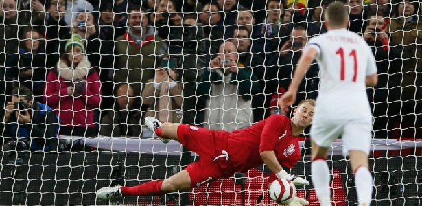 Goleiro inglês Joe Hart defende pênalti cobrado por Ronaldinho Gaúcho em amistoso