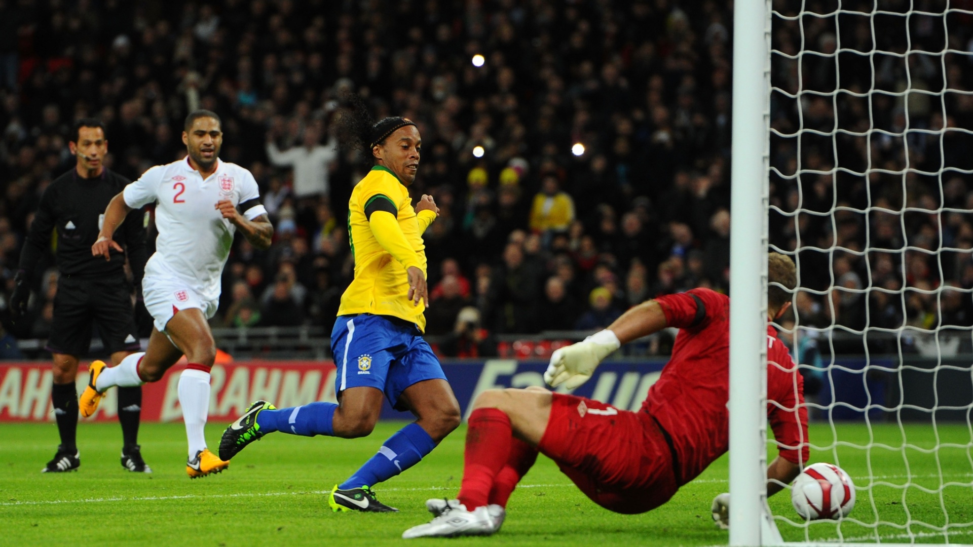 06.fev.2013- Goleiro Joe Hart defende rebote de pênalti perdido por Ronaldinho durante amistoso entre Brasil e Inglaterra