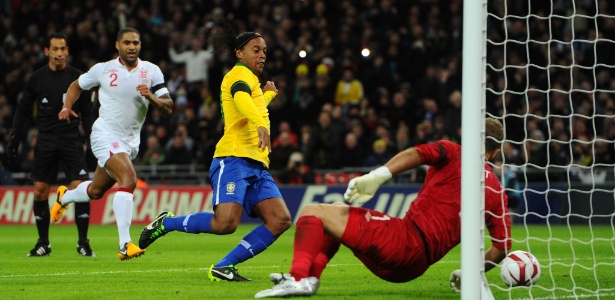 Ronaldinho Gaúcho tenta aproveitar rebote após goleiro inglês defender pênalti na derrota do Brasil