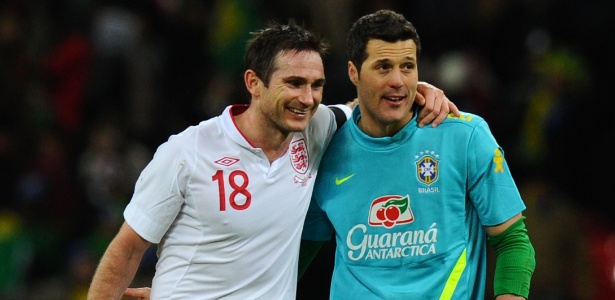 Julio Cesar cumprimenta o meia Lampard, autor do gol da vitória da Inglaterra sobre a seleção