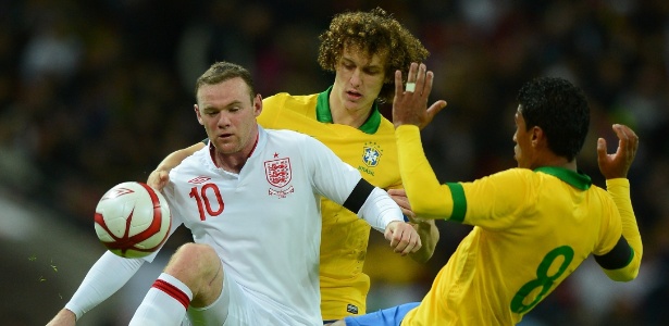 Paulinho (dir) e David Luiz tentam desarmar Rooney durante amistoso entre Brasil e Inglaterra, em Wembley