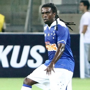 06.fev.2013- Tinga arma ataque para o Cruzeiro contra o América-TO - Denilton Dias/ VIPCOMM