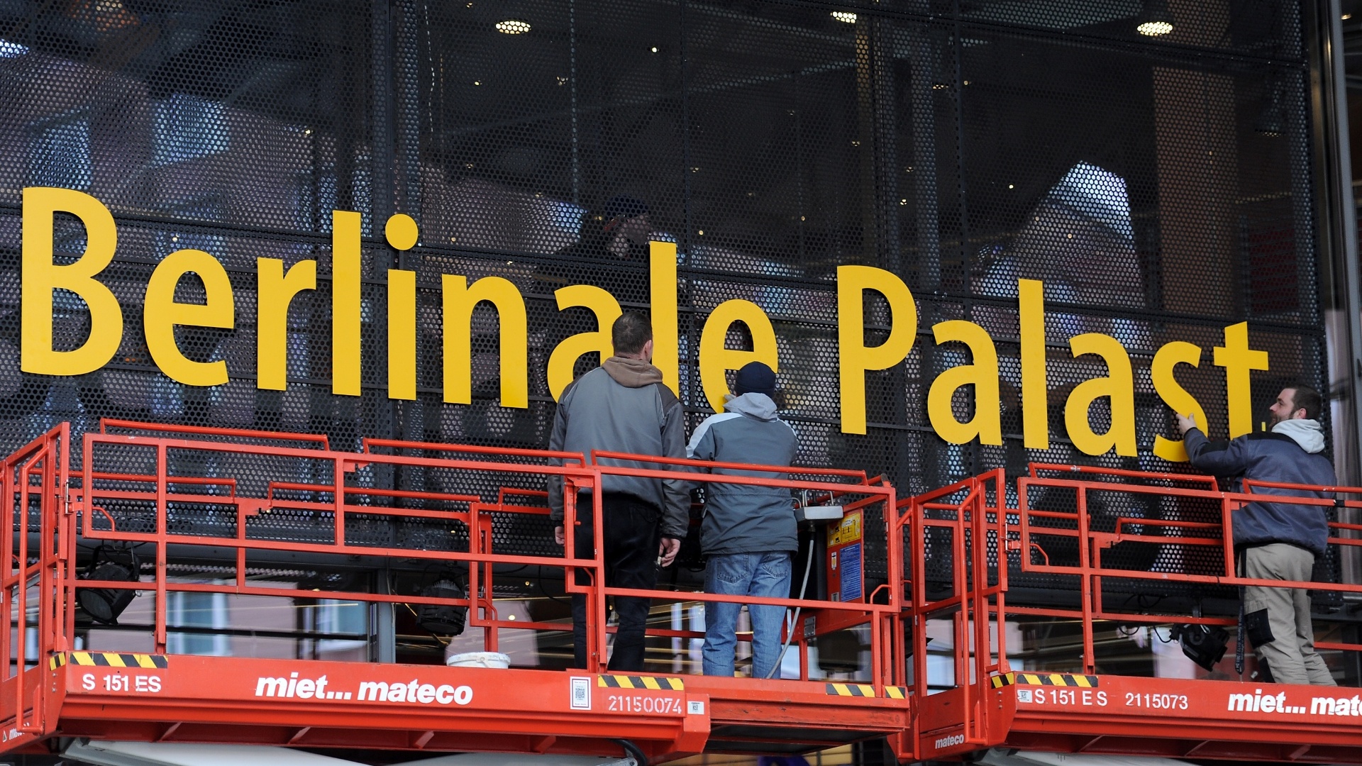 4.Fev.2013 - Operários montam letreiro no Berlinale Palast, cede do Festival de Berlim, cuja edição 2013 acontece na cidade alemã, entre 7 e 17 de fevereiro - Target Presse Agentur GmbH/Getty Images