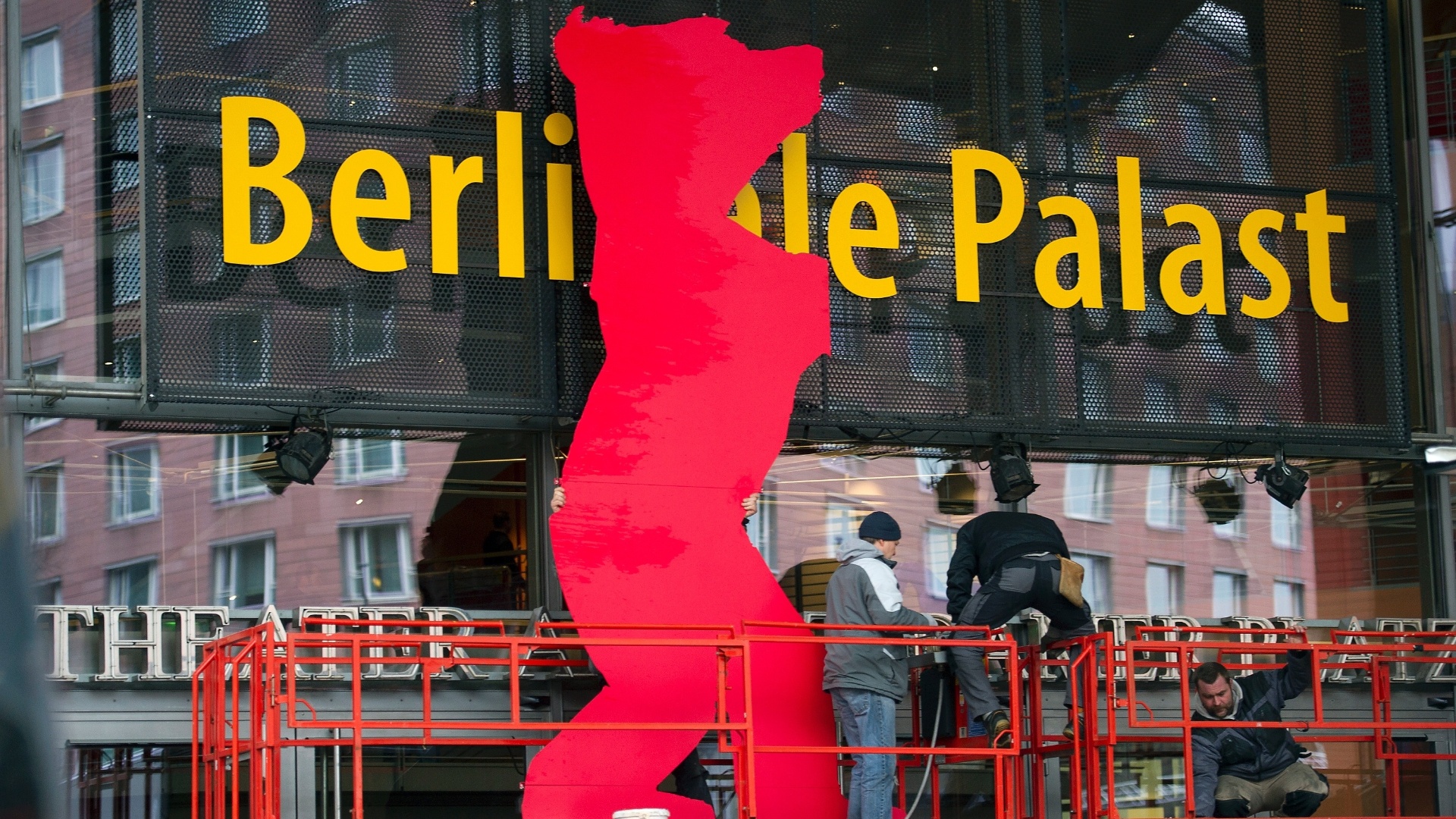 4.Fev.2013 - Operários montam letreiro no Berlinale Palast, cede do Festival de Berlim, cuja edição 2013 acontece na cidade alemã, entre 7 e 17 de fevereiro - Target Presse Agentur GmbH/Getty Images