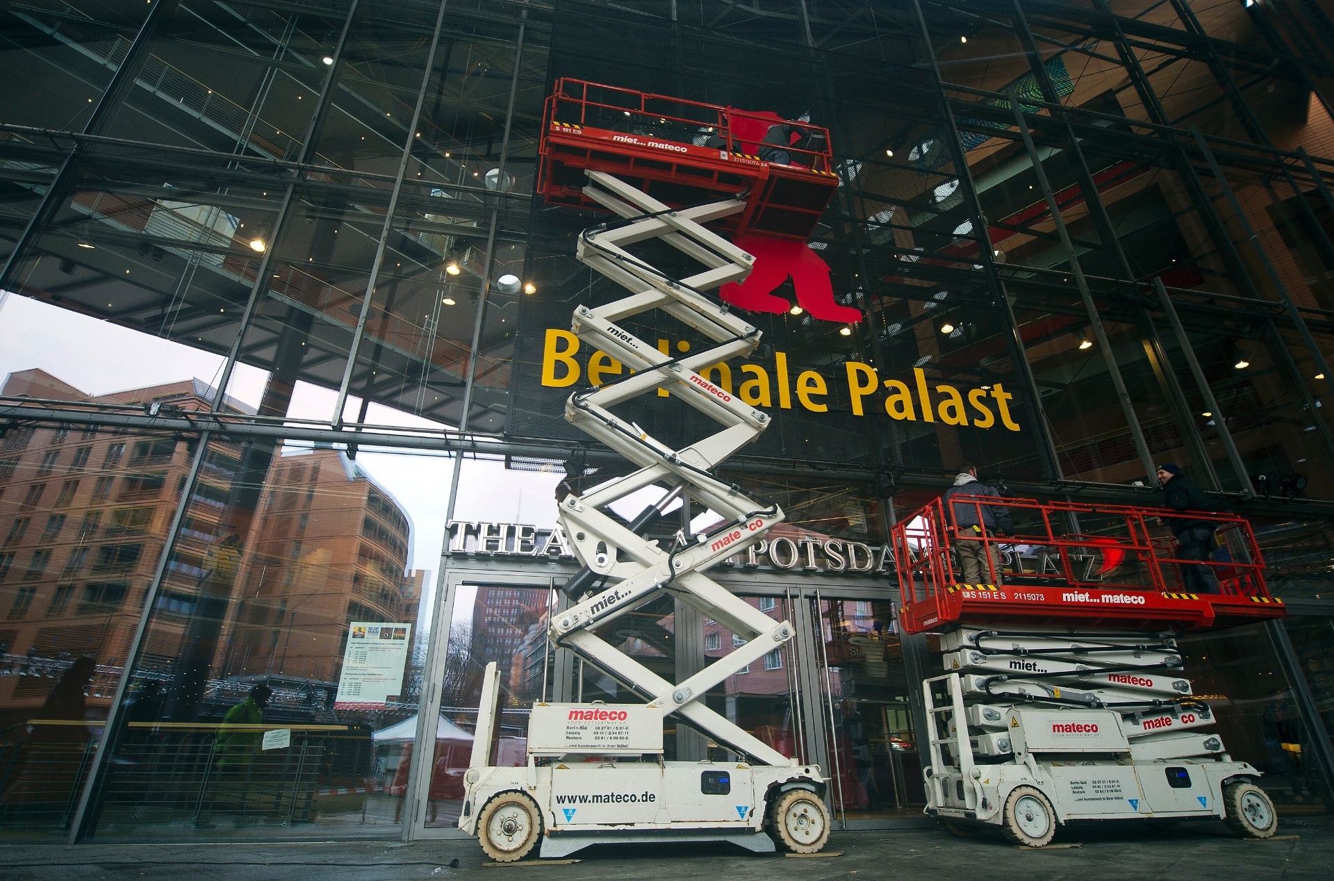 4.Fev.2013 - Operários montam letreiro no Berlinale Palast, cede do Festival de Berlim, cuja edição 2013 acontece na cidade alemã, entre 7 e 17 de fevereiro - AFP PHOTO / JOHN MACDOUGALL