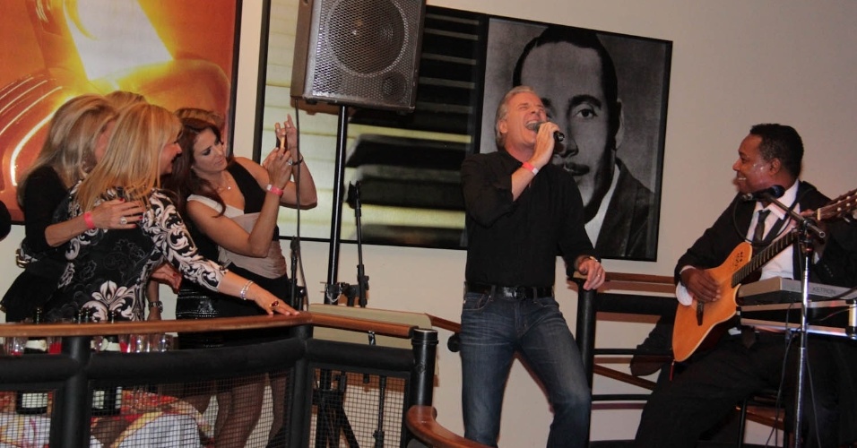 5.fev.2013 - Roberto Justus canta na festa de aniversário da ex-mulher, Sasha Crysman, em São Paulo