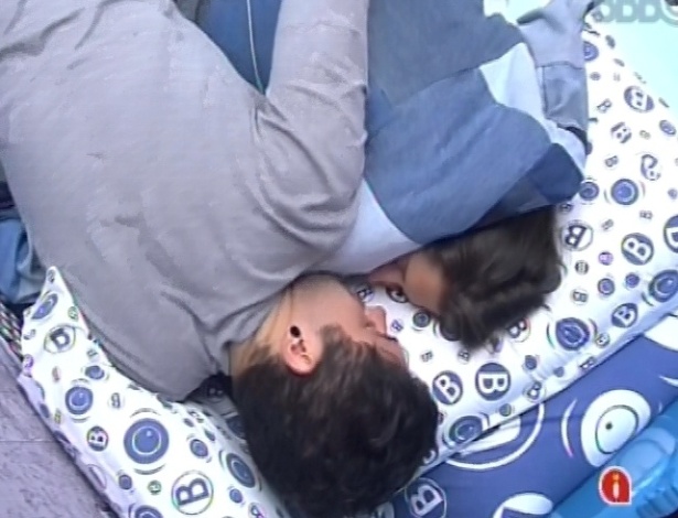 6.fev.2013 - Andressa e Nasser deitam juntos para tirar uma soneca depois do toque de despertar