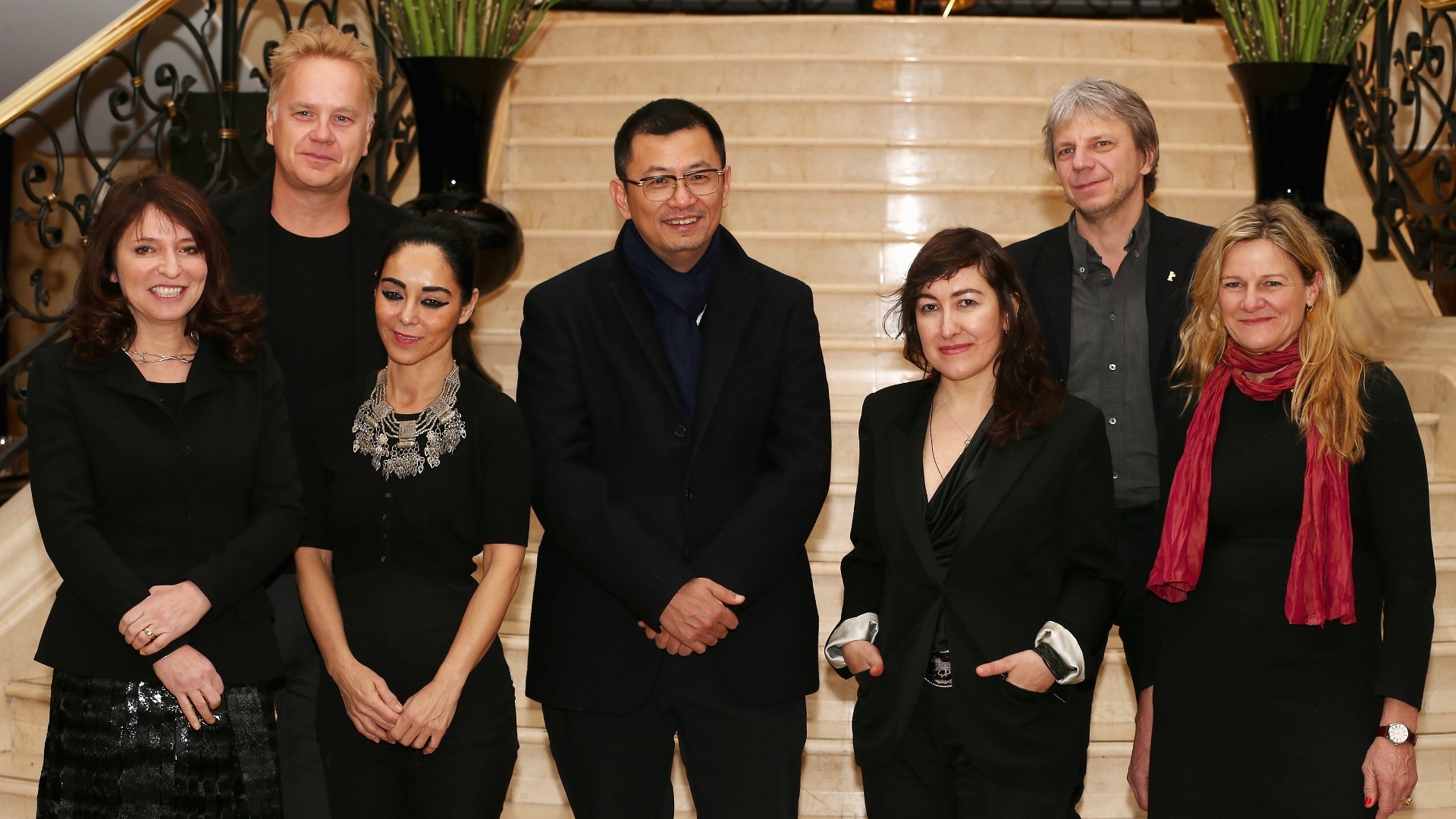 6.Fev.2013 - Os integrantes do júri do festival de Berlim 2013 posam para fotos no hotel Ritz Carlton. Da esq. para a dir.: Suzanne Bier, Tim Robbins, Shirin Neshat, Wong Kar Wai (presidente do júri), Athina Rachel Tsangari, Andreas Dresen e Ellen Kuras - Andreas Rentz/Getty Images