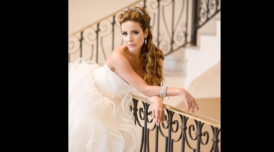6.jan.2013 - Renata Dominguez divulgou uma imagem onde aparece vestida de noiva. A atriz se casou com o diretor Edson Spinello e usou um vestido da estilista Vera Wang