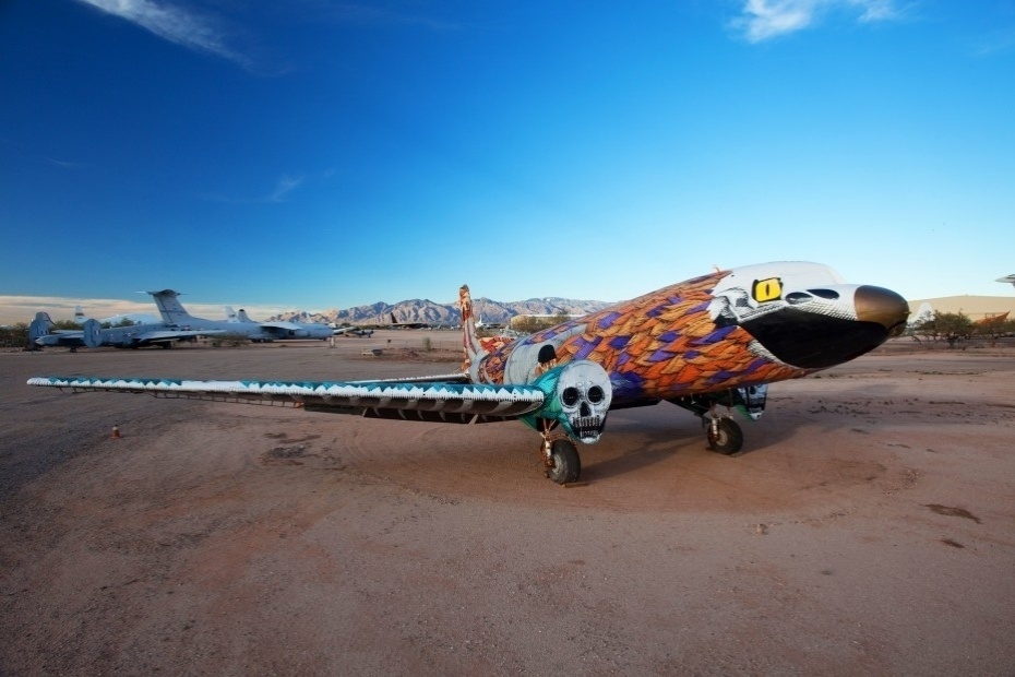 A águia do grafiteiro brasileiro Nunca, batizada de "Phoenix of Metal". A série "Boneyard Projects" está exposta no deserto do Arizona e relembra nos aviões um pouco da históra da Segunda Guerra Mundial