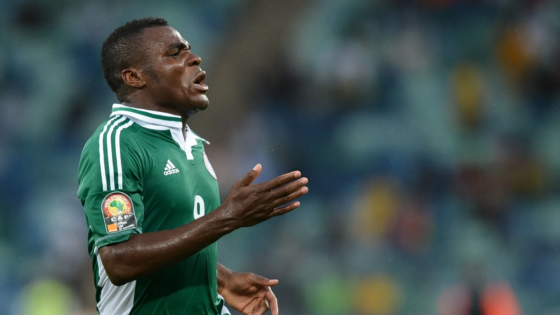 Atacante Emmanuel Emenike comemora um dos gols da Nigéria na semifinal da Copa Africana contra Mali - AFP PHOTO / FRANCISCO LEONG