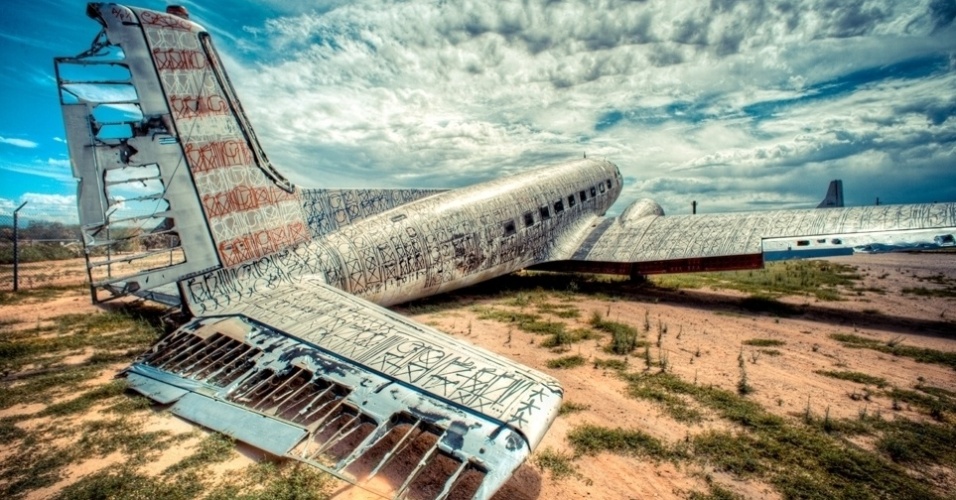 Grafite do artista Retna, "Warning Shot". A série "Boneyard Projects" está exposta no deserto do Arizona e relembra nos aviões um pouco da históra da Segunda Guerra Mundial