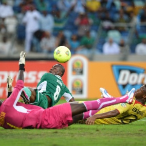 Ideye observa a bola passar por cima do goleiro do Mali Mamadou Samassa para marcar mais um gol da Nigéria - AFP PHOTO / FRANCISCO LEONG
