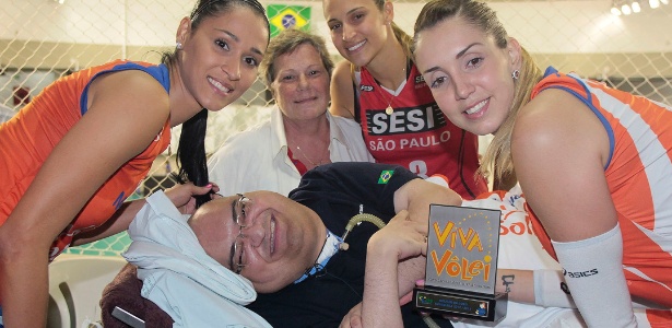 Jaqueline, Dani Lins, Thaís e Paulo Henrique com o troféu Viva Vôlei - Fabio Rubinato/AGF/Divulgação
