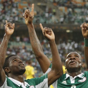 Jogadores da Nigéria comemoram gol na partida contra Mali, na semifinal da Copa Africana de Nações - EFE/Kim Ludbrook