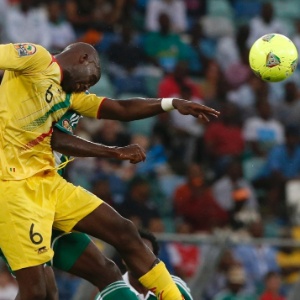 Jogadores de Mali e Nigéria disputam a bola pelo alto durante o duelo pela semifinal da Copa Africana de Nações, em Durban - REUTERS/Mike Hutchings