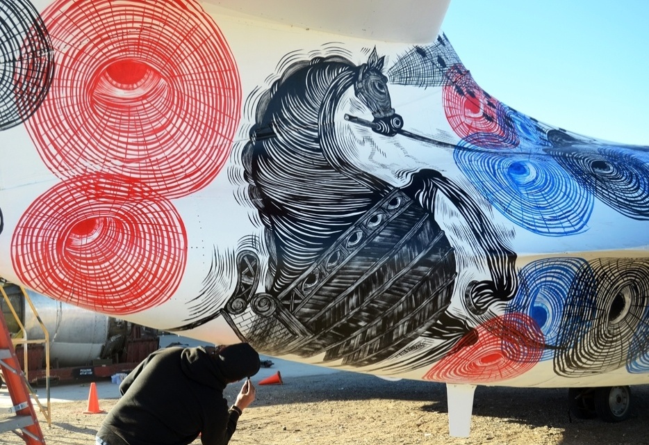 "Spy Tiger", do grafiteiro Andrew Schoultz. A série "Boneyard Projects" está exposta no deserto do Arizona e relembra nos aviões um pouco da históra da Segunda Guerra Mundial