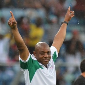 Stephen Keshi, técnico da Nigéria, comemora um dos gols da sua equipe no duelo contra Mali, em Durban, na África do Sul - AFP PHOTO / BEN STANSALL