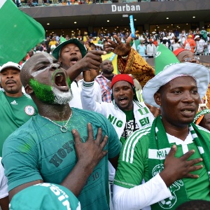 Torcedores da Nigéria vibram durante a partida contra Mali pela semifinal da Copa Africana de Nações, em Durban - AFP PHOTO / FRANCISCO LEONG