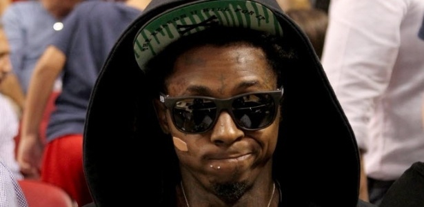 07.fev.2013 - Rapper Lil Wayne acompanha a partida entre Miami Heat e Houston Rockets pela NBA
