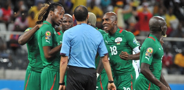 Jogadores de Burkina Faso reclamam com árbitro durante jogo contra Gana - ISSOUF SANOGO/AFP