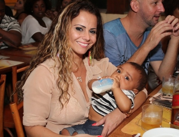 6.fev.2013 - Viviane Araújo posa com bebê na festa de aniversário de Gustavo Barthollo no Bar Bossa Nossa, na Barra da Tijuca, Rio de Janeiro