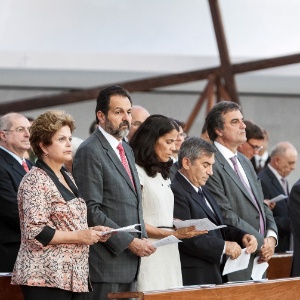 A presidente Dilma Rousseff participa de ato ecumênico em memória das vítimas do incêndio de Santa Maria (RS) na Catedral Metropolitana de Brasília  - Roberto Stuckert Filho/Presidência