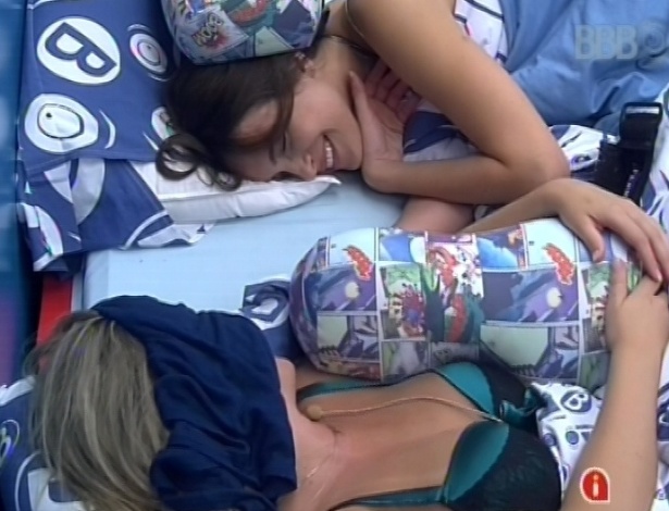 7.fev.2013 - Antes de voltar a dormir, Fernanda e Kamilla conversam sobre a festa que aconteceu nesta madrugada