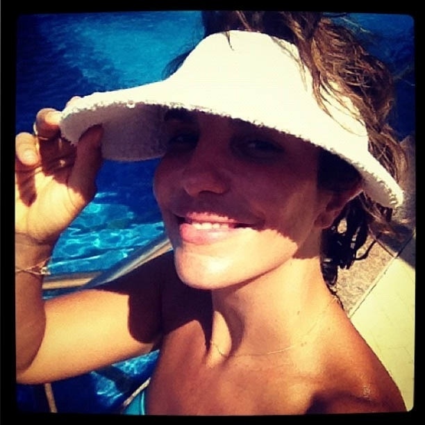 7.fev.2013 - Ivete Sangalo retoca o bronzeado à beira da piscina