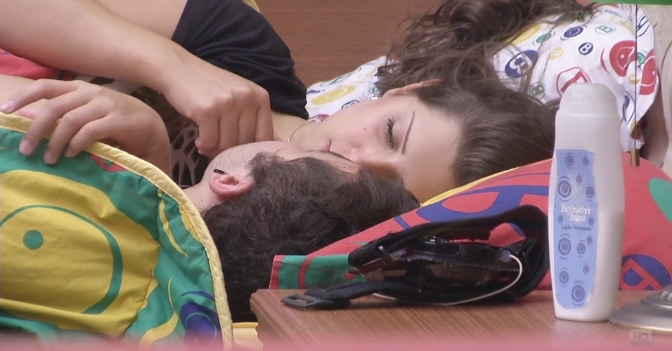 7.fev.2013 - Nasser e Andressa deitam juntos e trocam beijos na cama