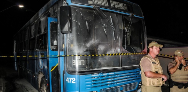 Ônibus é incendiado no bairro do Ipiranga, em São José (SC), elevando para 75 o número de ataques - Eduardo Valente/Futura Press