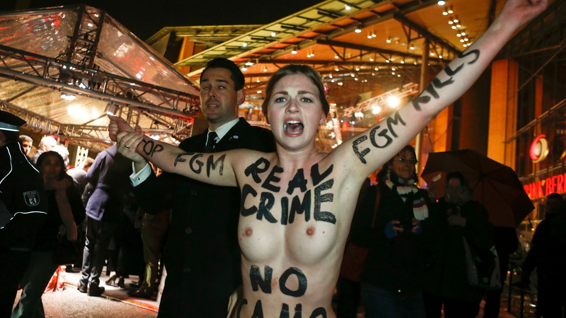 7.fev.2013 Ativista do Femen protesta contra o filme "The Grandmaster", de Yi Dai Zong Shi, no Festival de Cinema de Berlin. O grupo de ativistas russas protestaram contra uma cena de mutilação sexual feminina no filme do diretor - Thomas Peter/ REUTERS