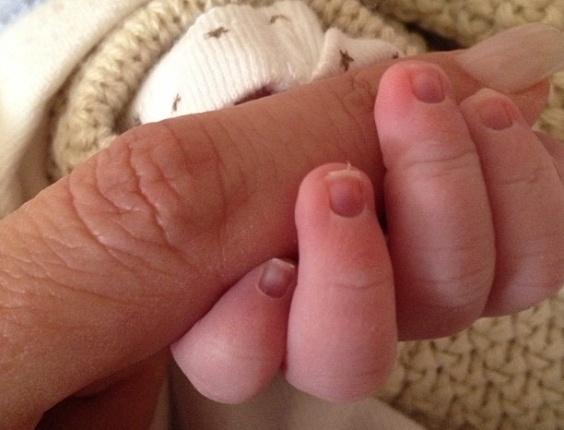 7.fev.2013 Em foto postada no Instagram, a atriz Cristiana Oliveira mostra a mão do neto recém-nascido Miguel