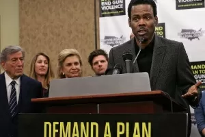 Chris Rock fala no evento em Nova York manifestando apoio a leis que buscam proibir as armas de assalto de uso militar - Chip Somodevilla/AFP