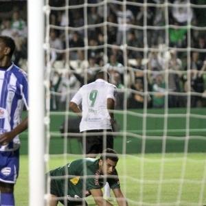 O atacante Deivid marcou o segundo gol na vitória do Coritiba diante do Nacional, em casa - site oficial do Coritiba
