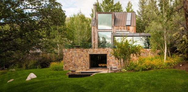 Em vez de competir com a paisagem, casa construída nos anos 1970 se funde e complementa a natureza  - Robert Reck/ The New York Times